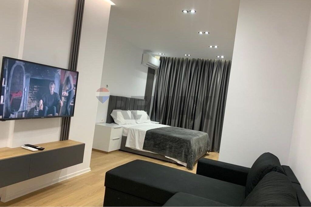 Three studio apartments for rent in the Center!