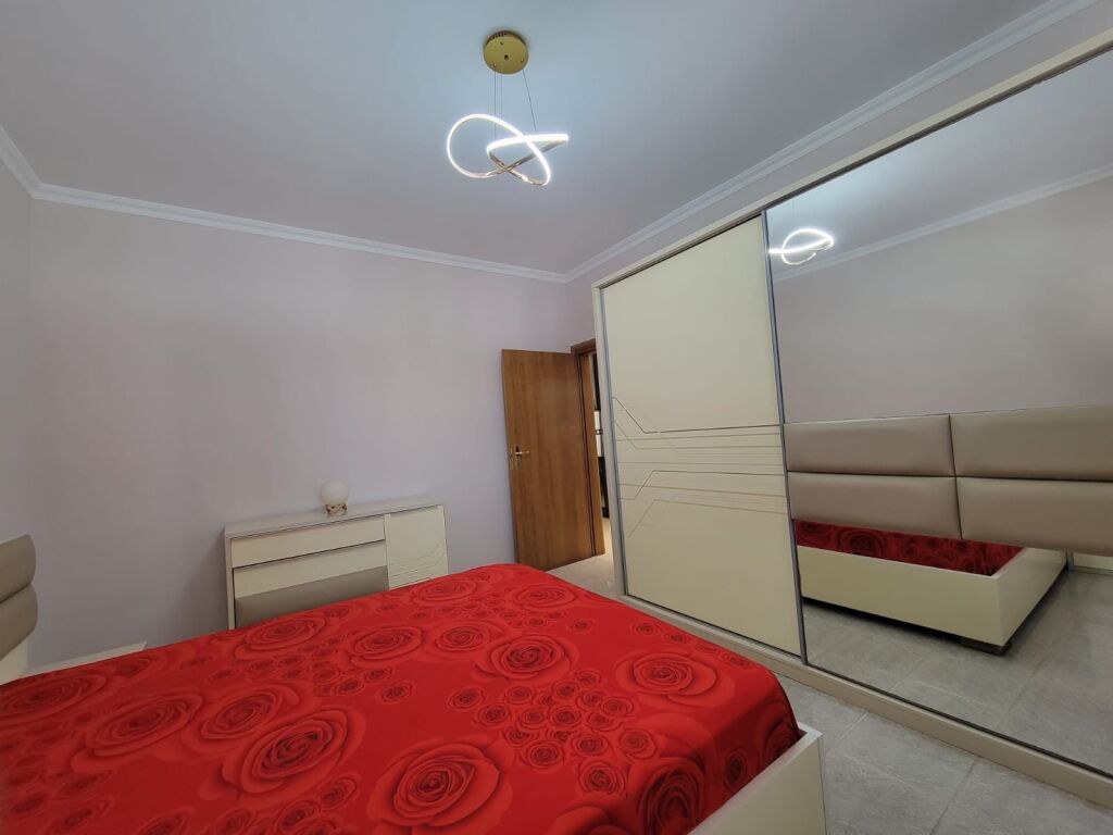Shitet Apartament 3+1+2 per shitje prane Kristalit