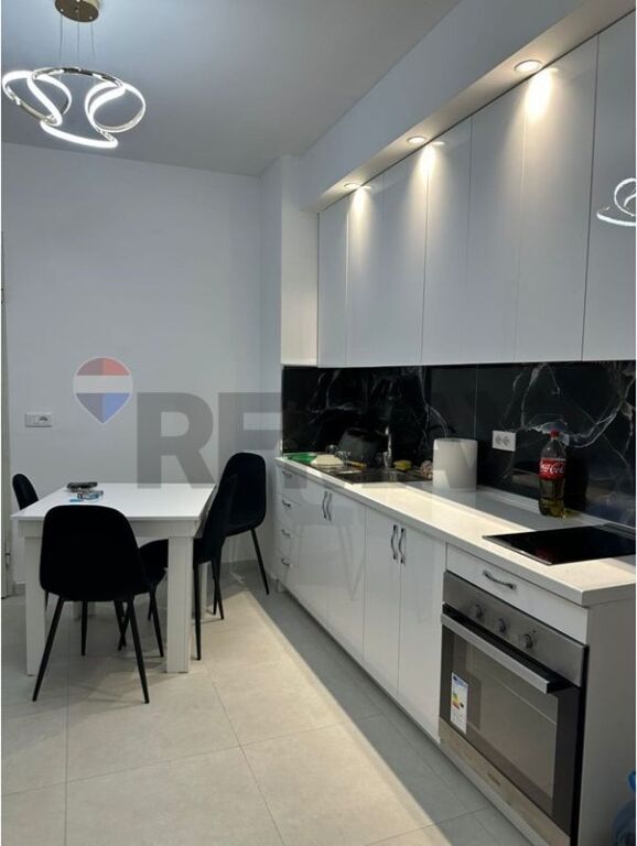 Jepet me qira apartament 1+1 pranë Kopshtit Botanik