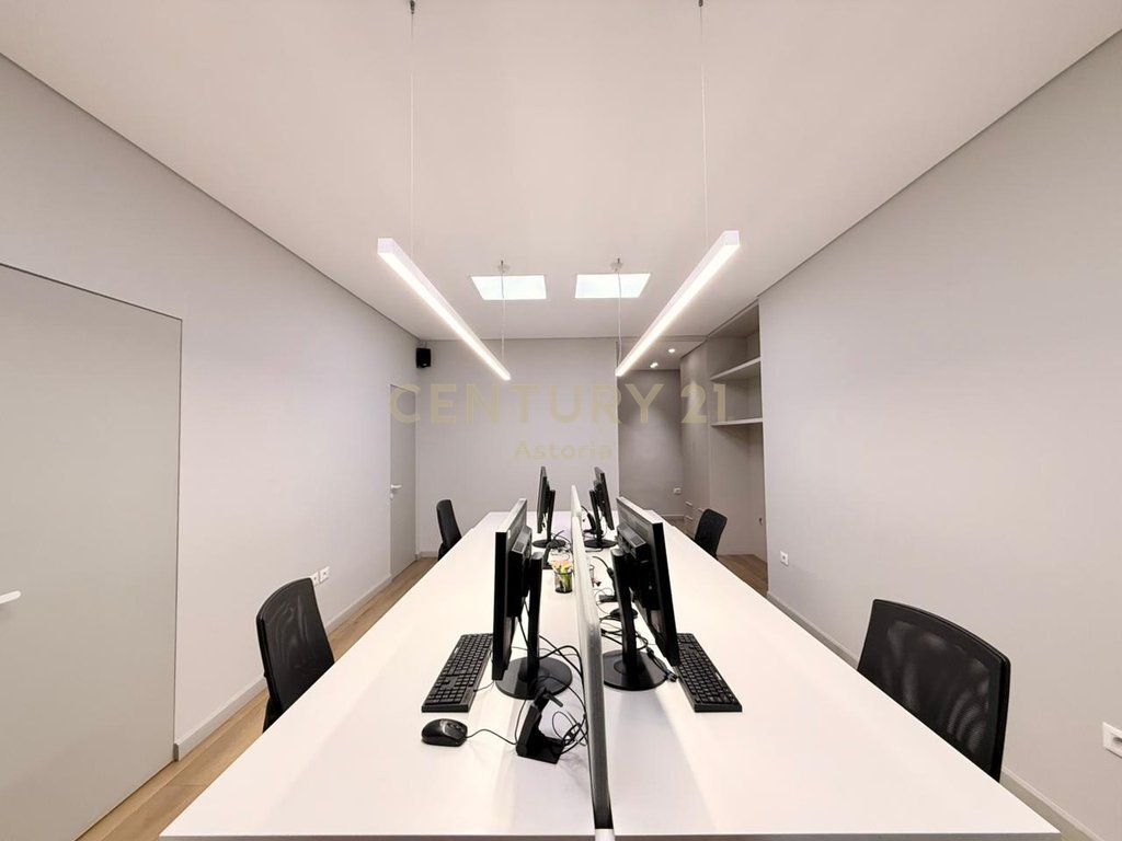 AMBIENTE COMMERCIALE 80 M² – IDEALE PER UFFICI, VIA ELBASANI