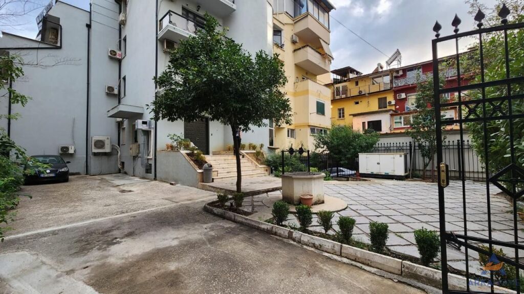 SI AFFITTO EDIFICIO PER UFFICI 900 M2 "BLLOK" 1500.000 LEKE