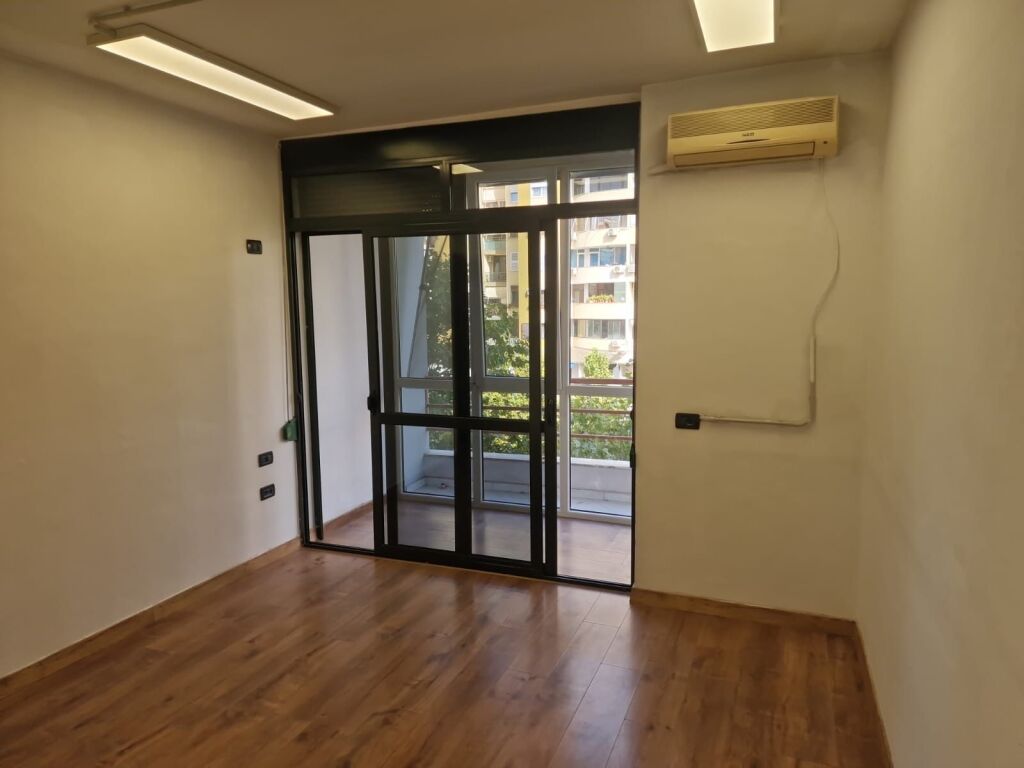 Appartamento 2+1 vuoto in affitto per abitazione o ufficio al Complesso Delijorgji