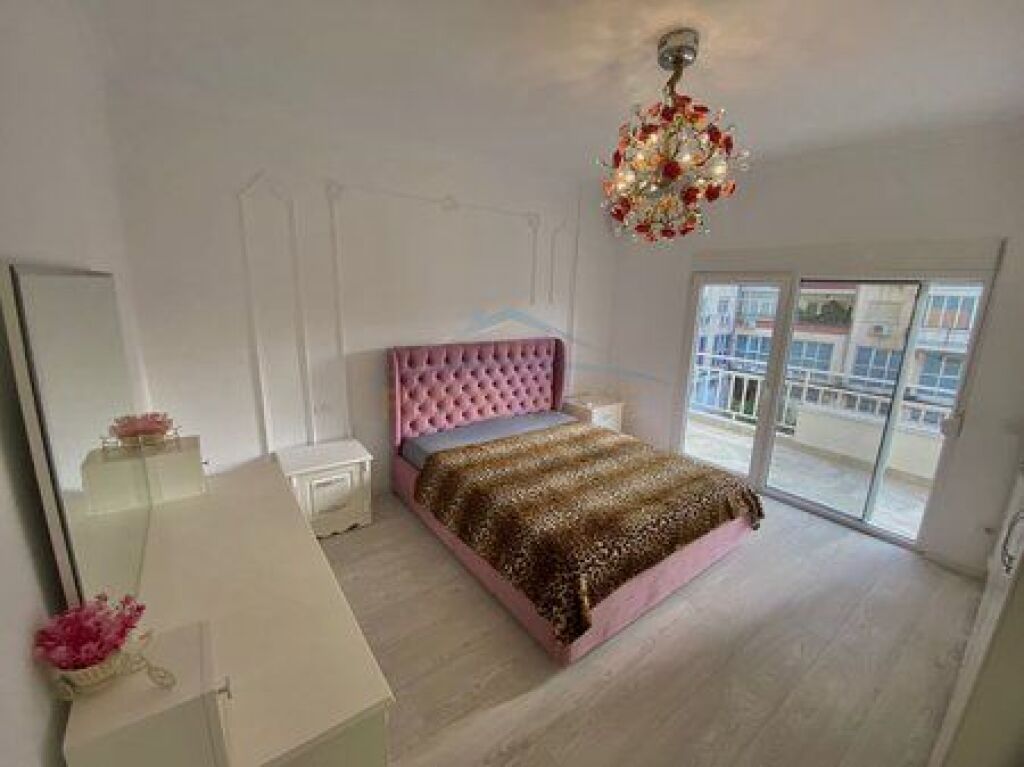 Te Liceu Artistik, jepet apartament me qira 3+1+2 ngjitur me ambasaden amerikane. 1,600 Euro ne muaj.