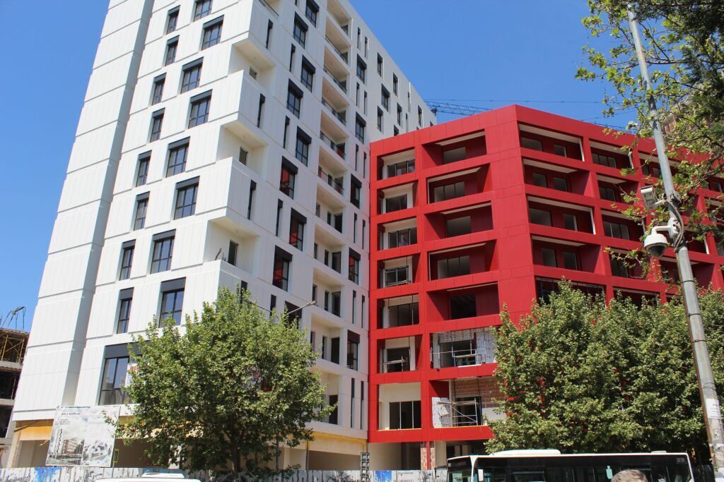 Apartamenti është i pozicionuar tek Arlis, Farmacia 10, Rruga e Dibrës