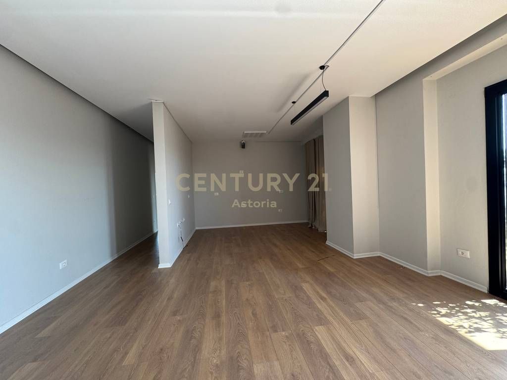 PREMIUM OFFICE FOR RENT IN TIRANA GARDEN BUILDING