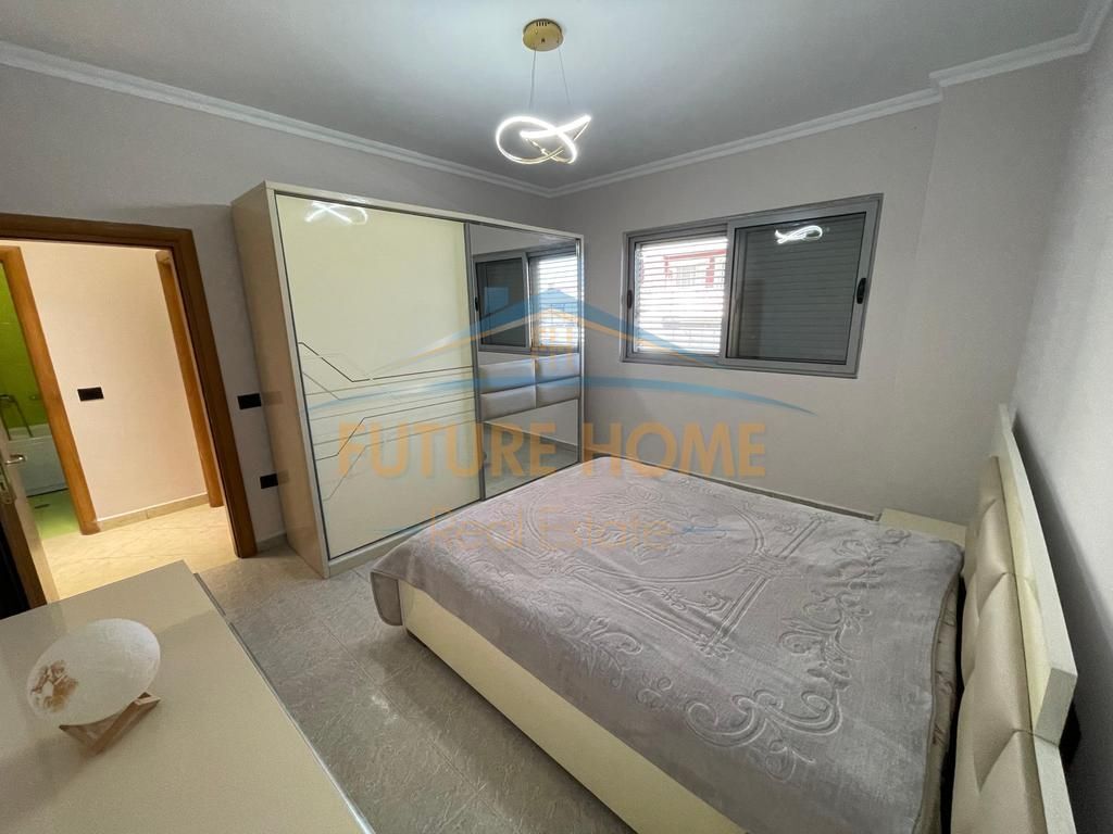 Disponojmë Apartament 3+1+2 për shitje te rrethrrotullimi i Selitës, pranë Kristal Center.