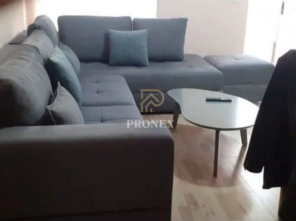 Appartamento in affitto 2+1 a Komuna e Parisit