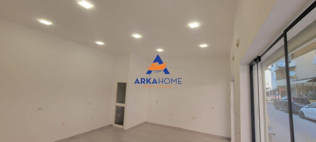 VENDESI COMMERCIALE IN VENDITA 33M2 "STRADA DI KAVAJES" 150.000 EURO