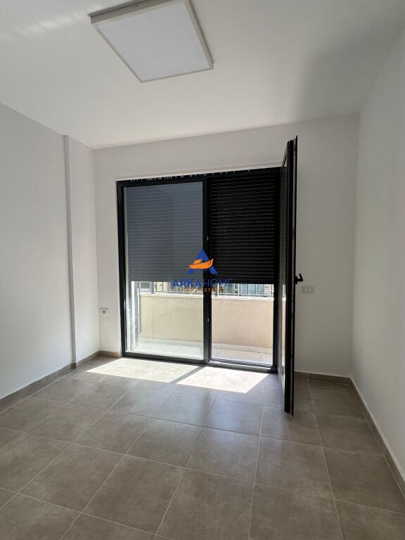 BUSINESS PREMISES FOR RENT 168 M2 "DRY LAKE" 1600 EURO