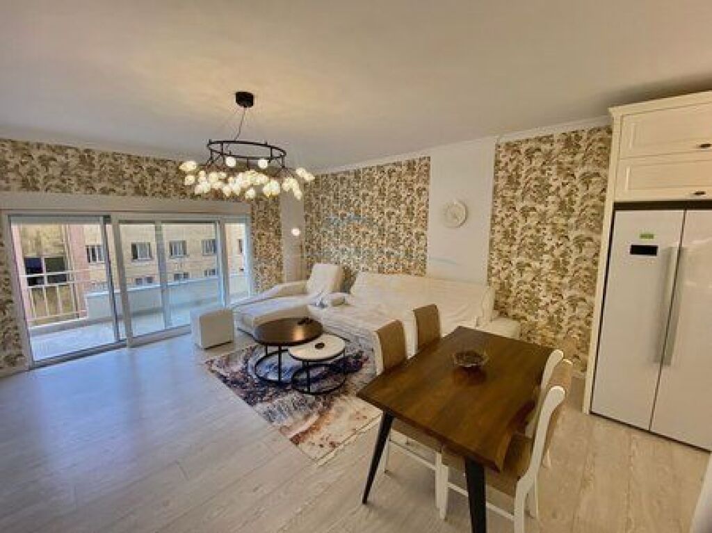 Te Liceu Artistik, jepet apartament me qira 3+1+2 ngjitur me ambasaden amerikane. 1,600 Euro ne muaj.