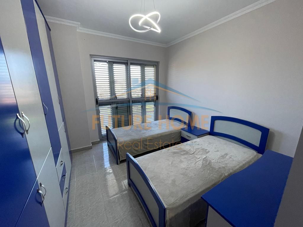 Disponojmë Apartament 3+1+2 për shitje te rrethrrotullimi i Selitës, pranë Kristal Center.