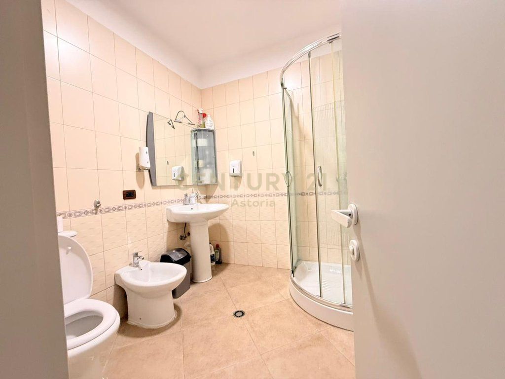 AMBIENTE COMMERCIALE 80 M² – IDEALE PER UFFICI, VIA ELBASANI