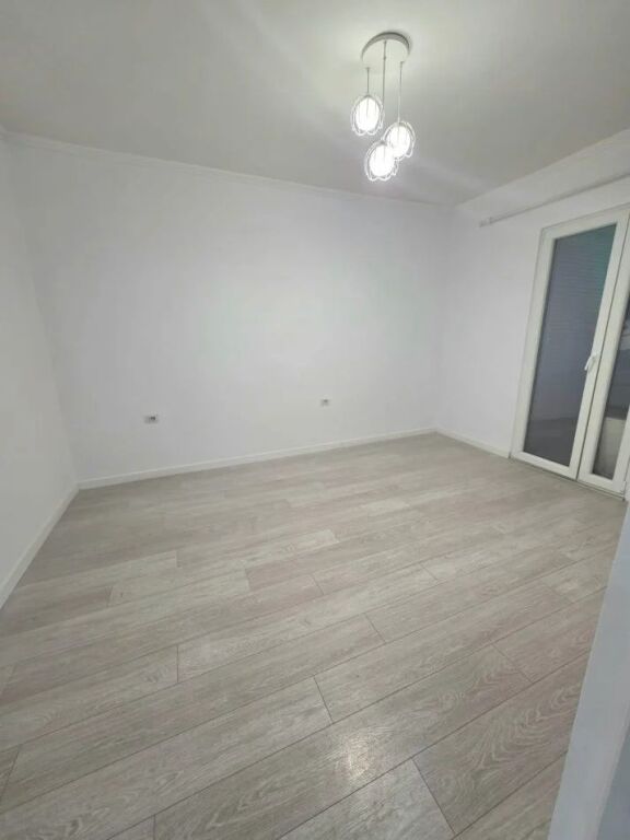 Zyre me qera 3+1 tek 21 Dhjetori (ID BZ2654) Tirane