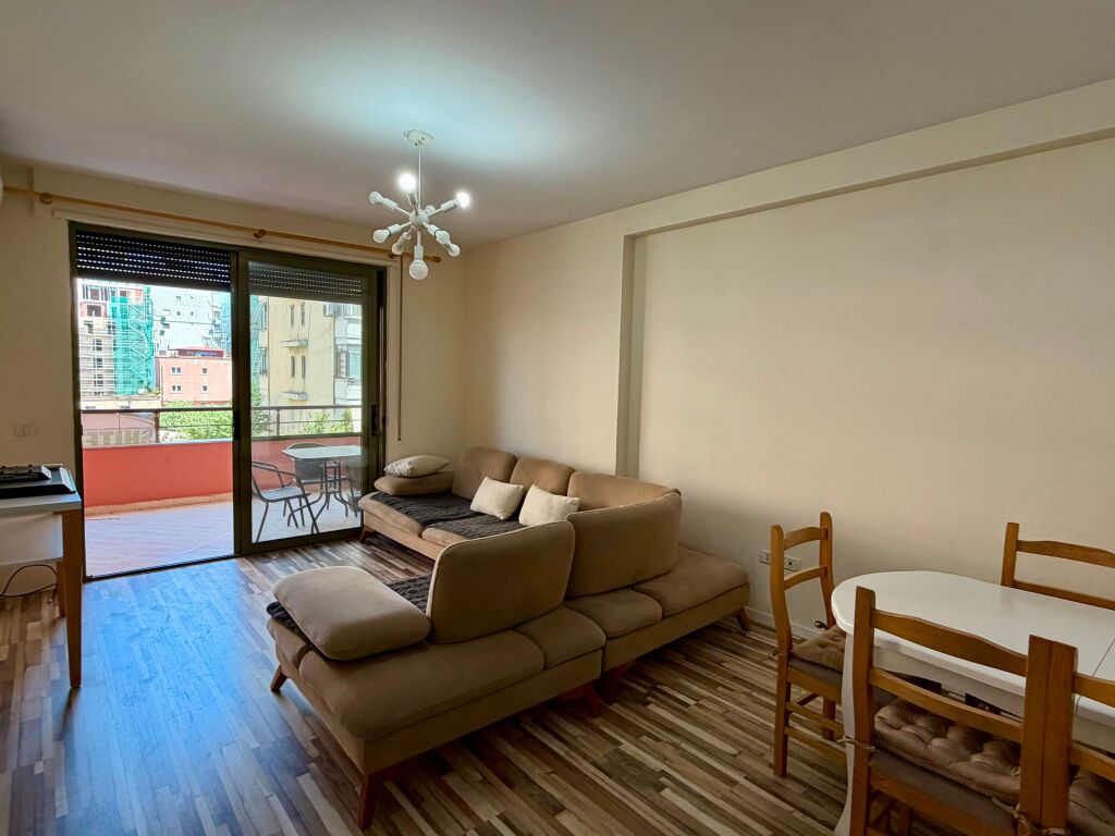 Apartment 2+1+2 at Komuna e Parisit