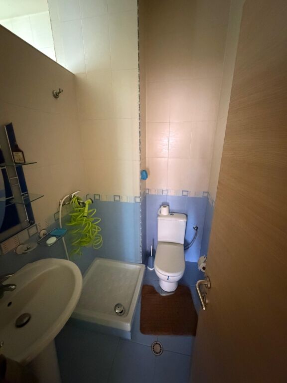 APARTAMENT 3+1 ME 2 BANJO PËR SHITJE – TEK DREJTORIA E POLICISË