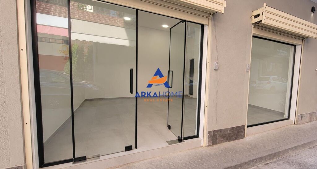 VENDESI COMMERCIALE IN VENDITA 33M2 "STRADA DI KAVAJES" 150.000 EURO