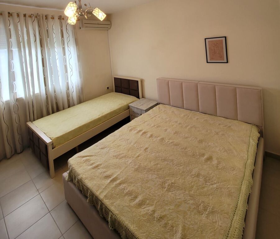 Aparmtanent me qera 1+1 i mobiluar tek Xhamllik (Varri Bamit)