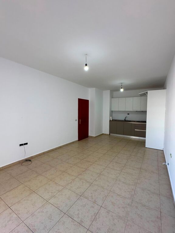 Jepet me qera apartament 1+1 në Fresk, pa mobilim, 30 000 lekë