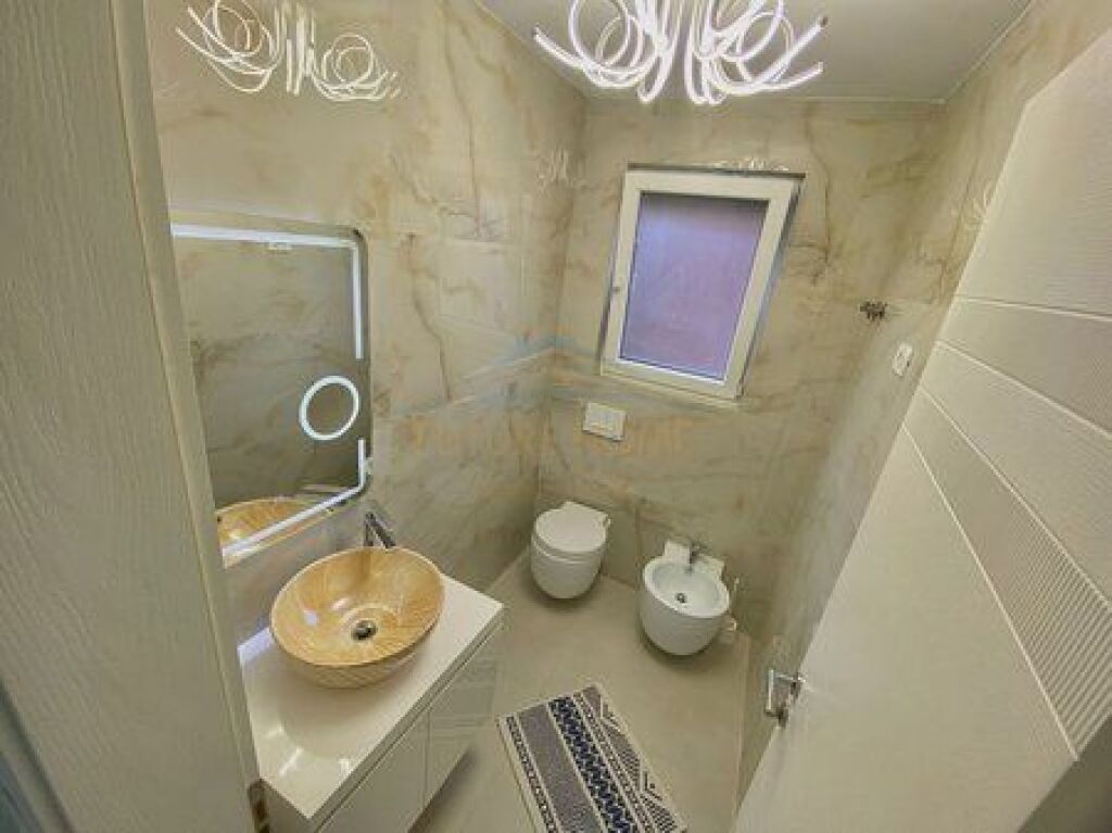 Te Liceu Artistik, jepet apartament me qira 3+1+2 ngjitur me ambasaden amerikane. 1,600 Euro ne muaj.