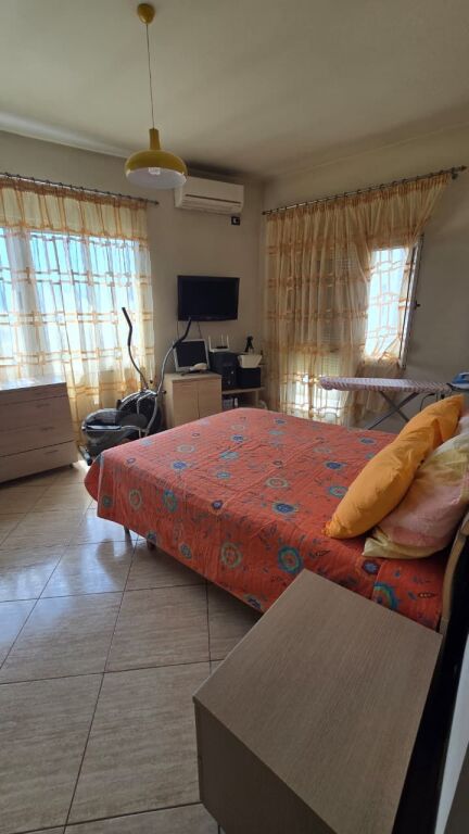 APARTAMENT 3+1 ME 2 BANJO PËR SHITJE – TEK DREJTORIA E POLICISË