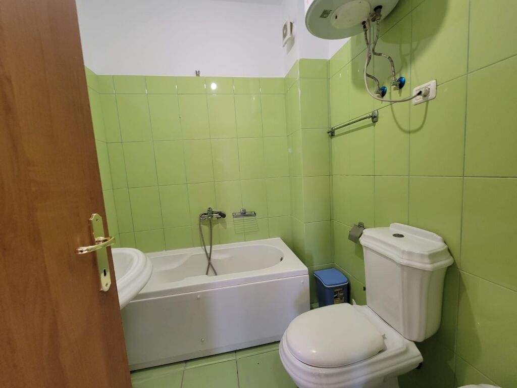 Shitet Apartament 3+1+2 per shitje prane Kristalit