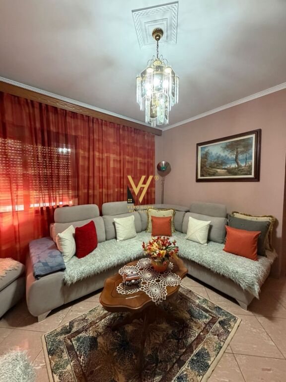 JEPET APARTAMENT 3+1+2 ME QERA TE RRUGA ISLAM ALLA 80.000 LEKE