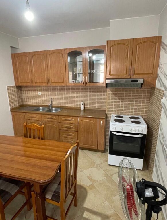 Jepet me qira apartament 2+1 në Misto Mame!
