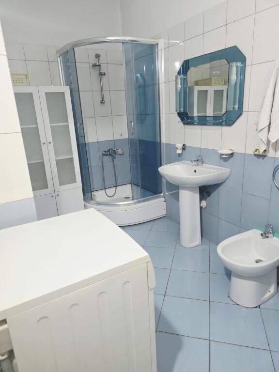 Apartament 1+1 me qera prane Kristal Center