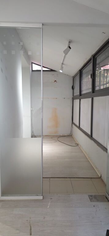 JEPET ME QIRA DYQAN 100 m² NË ISH-BLLOK – PRANË KAFE ROMA