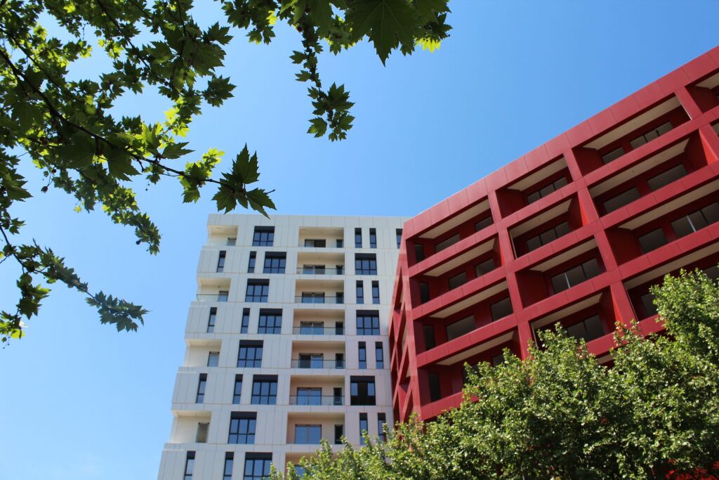 Apartamenti është i pozicionuar tek Arlis, Farmacia 10, Rruga e Dibrës