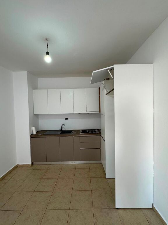 Jepet me qera apartament 1+1 në Fresk, pa mobilim, 30 000 lekë