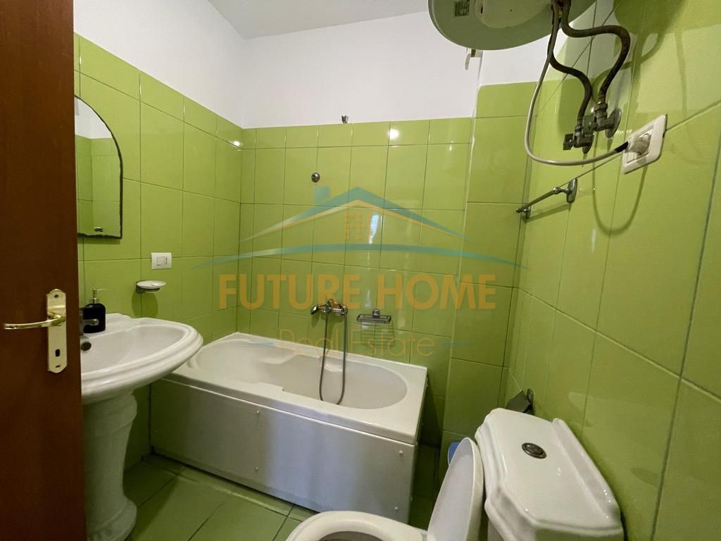 Disponojmë Apartament 3+1+2 për shitje te rrethrrotullimi i Selitës, pranë Kristal Center.