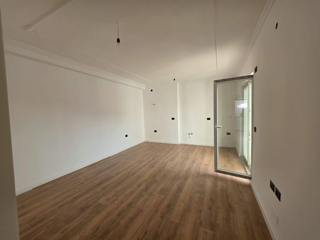 🏡 Appartamento 1+1 in vendita  📍 Vicino alla scuola Vasil Shanto   🏢 5° piano (senza ascensore, edificio esistente)  📐 Superficie lorda: 74 m²  Superficie netta: 64 m²  💰 Prezzo: 135.000 Euro (Trattabile)