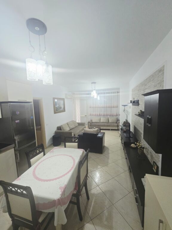 Apartament 1+1 me qera prane Kristal Center