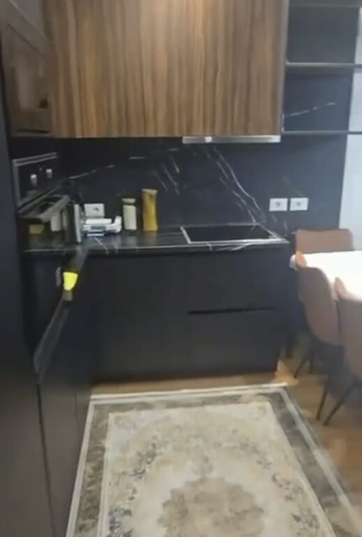 Shitet apartament 1+1 tek Kompleksi Arlis , Farmacia 10 , Rruga 5 Maji , Rruga e Dibres , Spitali QSUT .