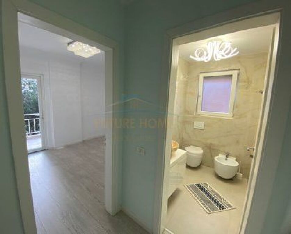Te Liceu Artistik, jepet apartament me qira 3+1+2 ngjitur me ambasaden amerikane. 1,600 Euro ne muaj.