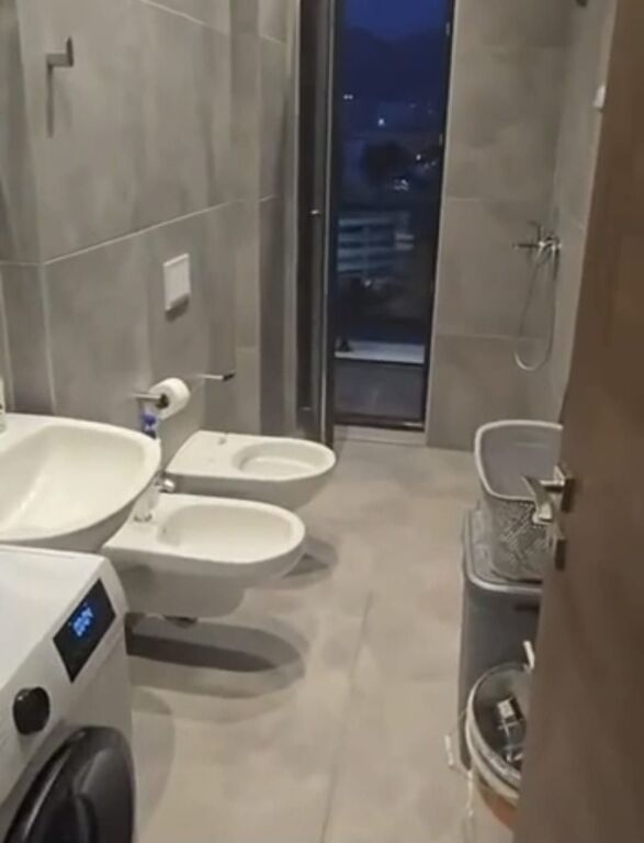 Shitet apartament 1+1 tek Kompleksi Arlis , Farmacia 10 , Rruga 5 Maji , Rruga e Dibres , Spitali QSUT .