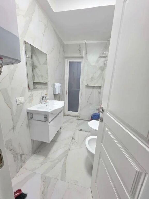 Zyre me qera 3+1 tek 21 Dhjetori (ID BZ2654) Tirane