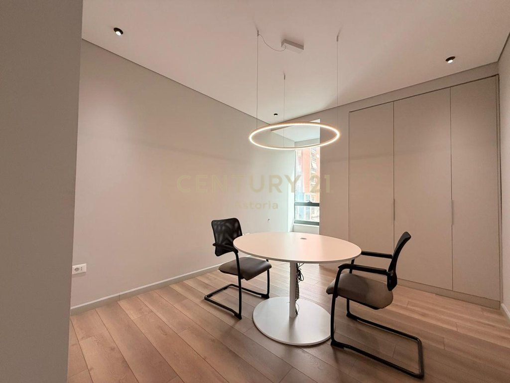 AMBIENTE COMMERCIALE 80 M² – IDEALE PER UFFICI, VIA ELBASANI