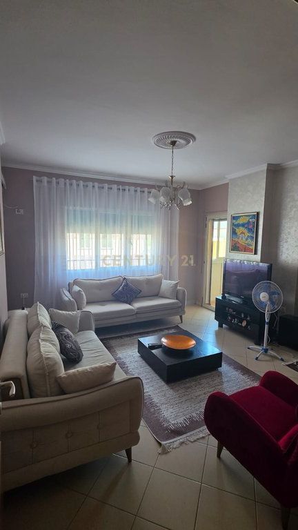SHITET APARTAMENT 2+1+2 PRANE SHKOLLES ITALIANE, VOLLGA – DURRËS