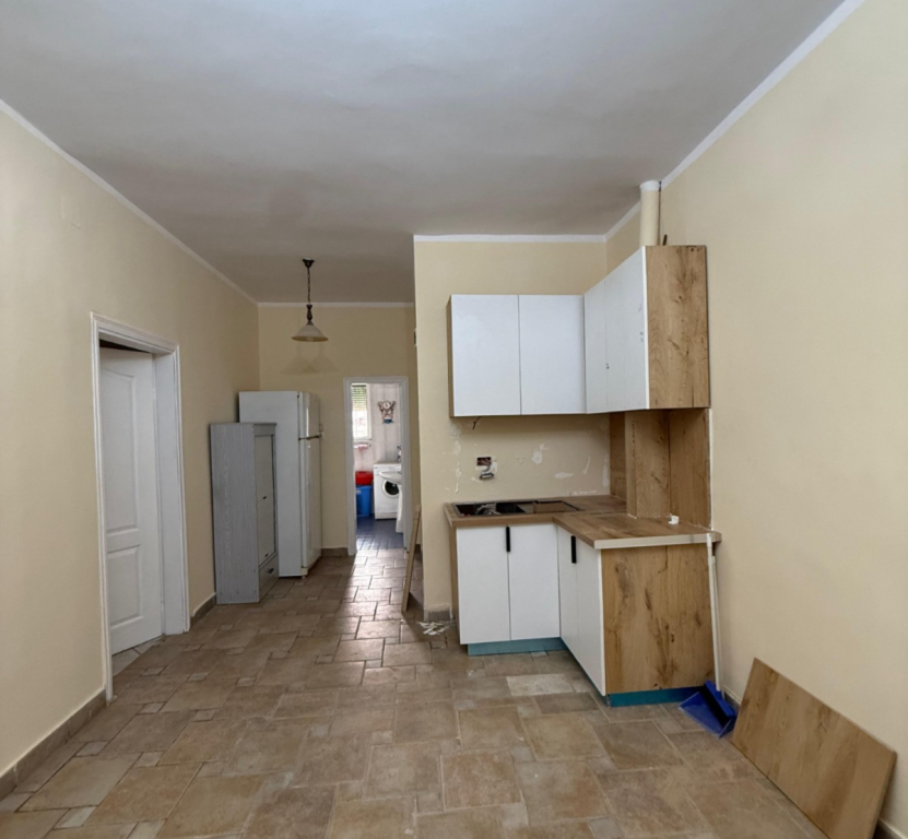 Shitet apartament 1+1 tek Kubi , Rruga Bardhyl , Xhamlliku , Brryli .