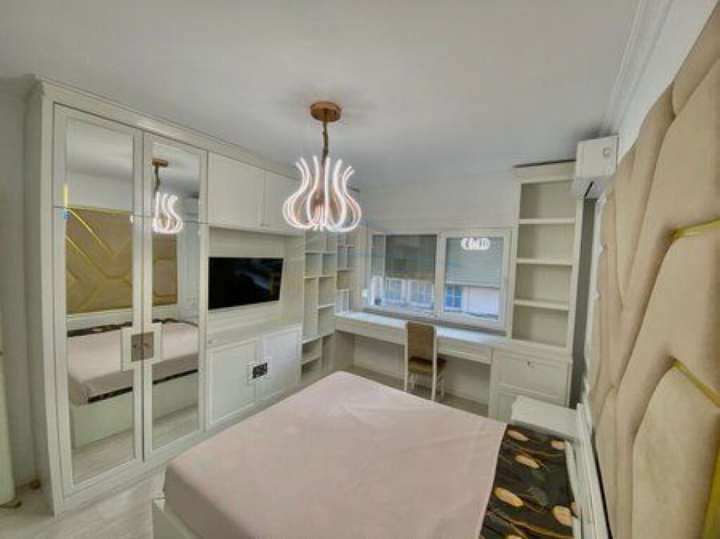 Te Liceu Artistik, jepet apartament me qira 3+1+2 ngjitur me ambasaden amerikane. 1,600 Euro ne muaj.