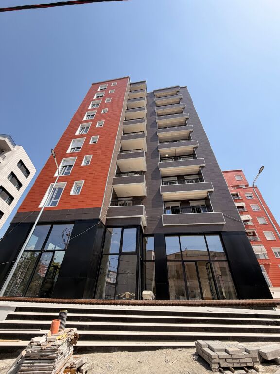 Shitet Apartament 2+1 rruga e Elbasanit, shkolla Osman Myderizi pas Ambasada Amerikane