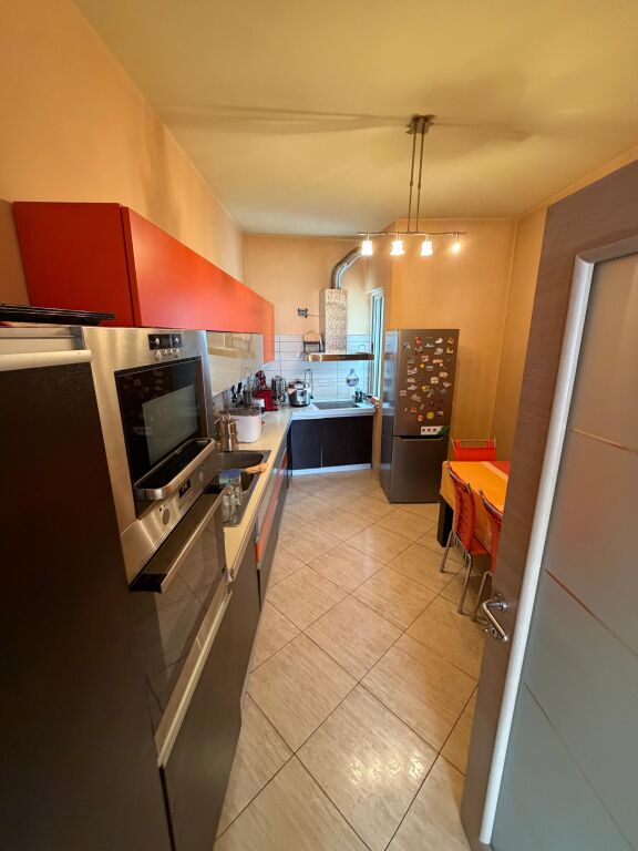 APARTAMENT 3+1 ME 2 BANJO PËR SHITJE – TEK DREJTORIA E POLICISË