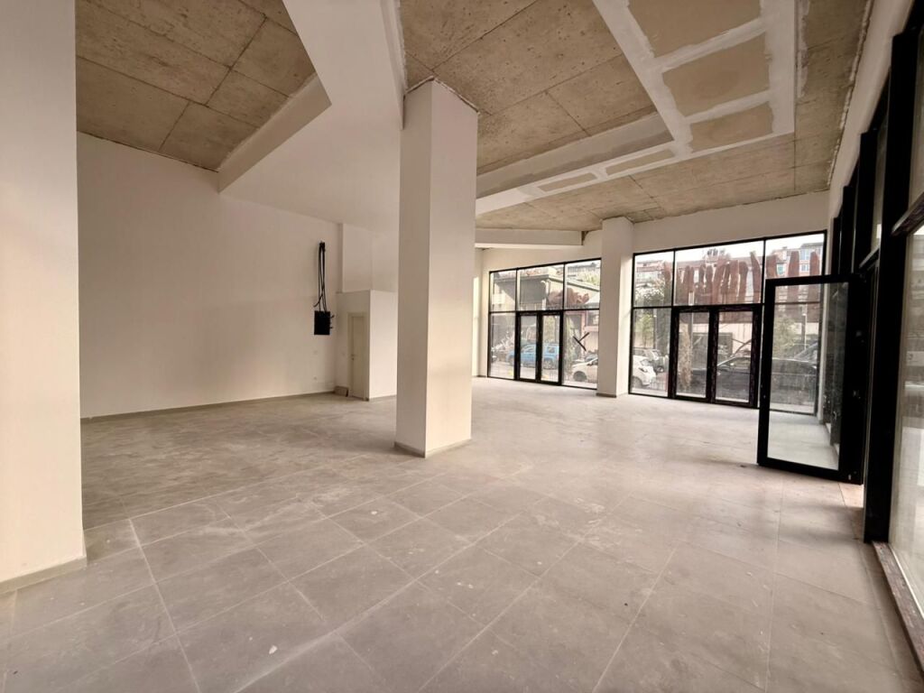 📣 Locale Commerciale (Negozio) IN VENDITA 📍 Vicino al Comune di Parigi ✨💶 Prezzo 618.500 Euro