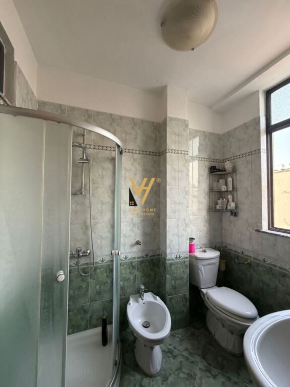 JEPET APARTAMENT 3+1+2 ME QERA TE RRUGA ISLAM ALLA 80.000 LEKE
