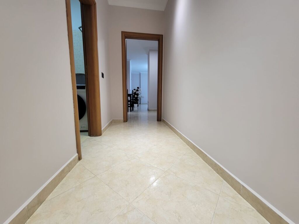 Shitet Apartament 3+1+2 per shitje prane Kristalit