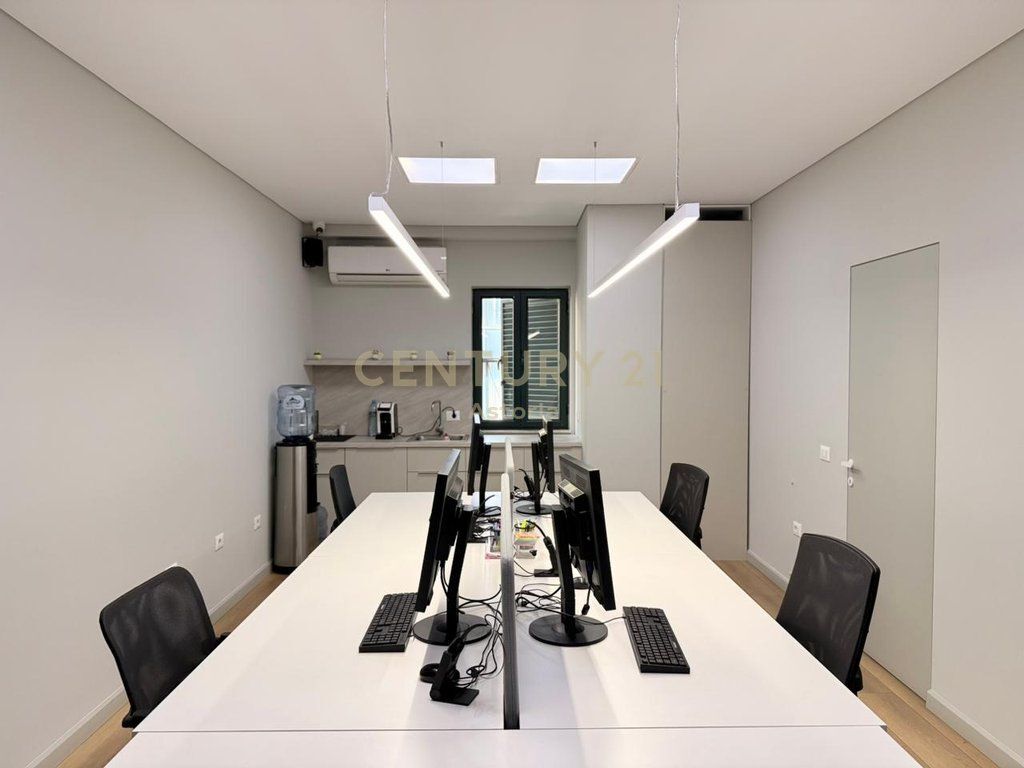 AMBIENTE COMMERCIALE 80 M² – IDEALE PER UFFICI, VIA ELBASANI