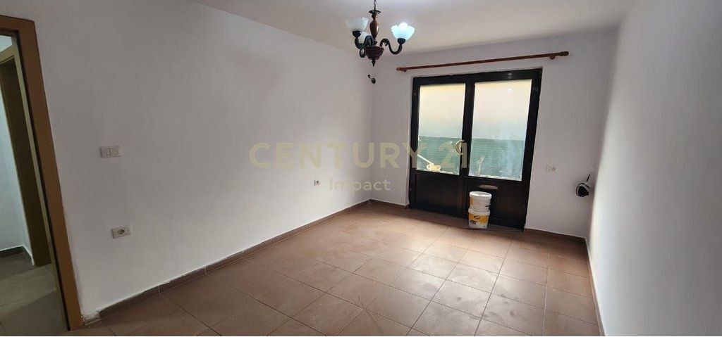 Japim me qira apartament 2+1 prane tregut elektrik!