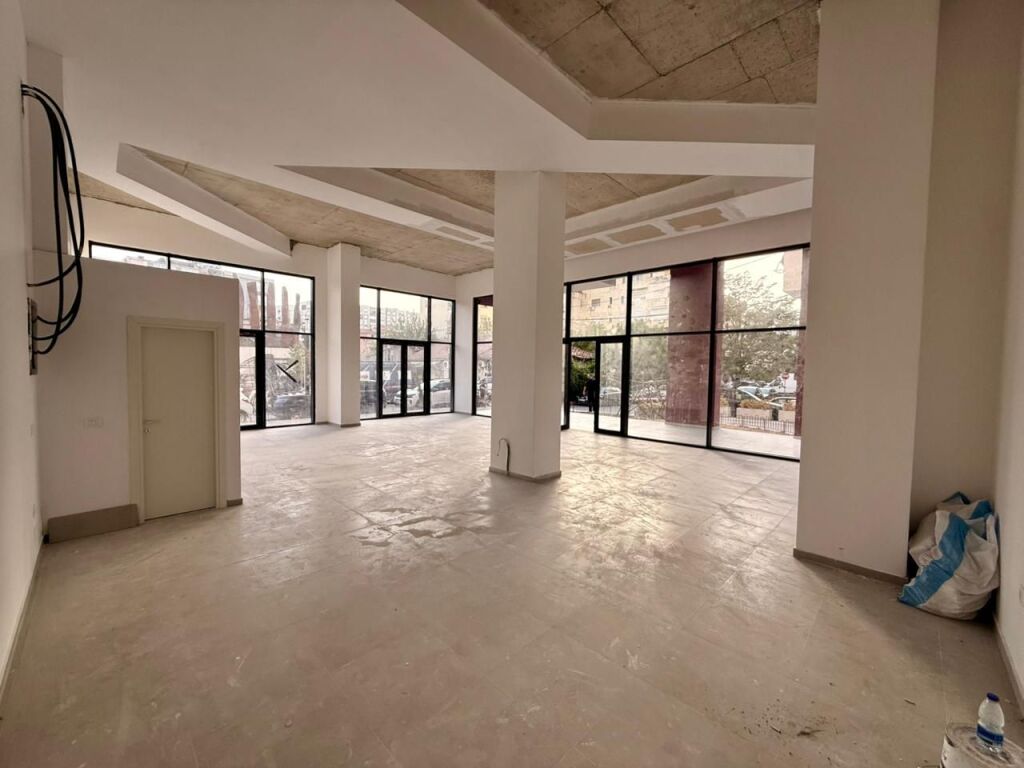 📣 Locale Commerciale (Negozio) IN VENDITA 📍 Vicino al Comune di Parigi ✨💶 Prezzo 618.500 Euro